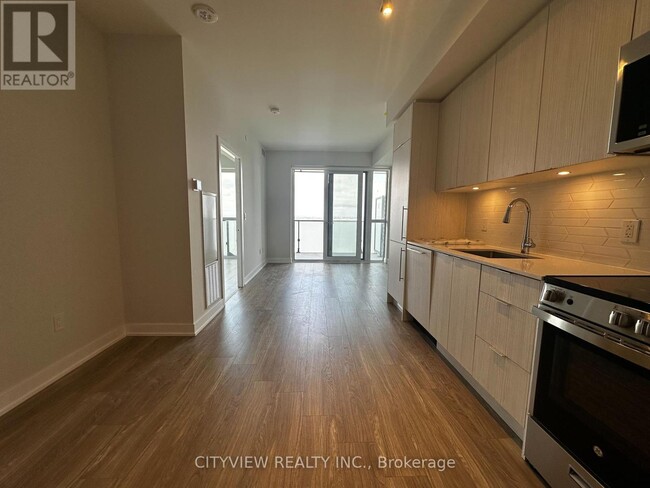 Photo du bâtiment - 430-2430 Square One Dr