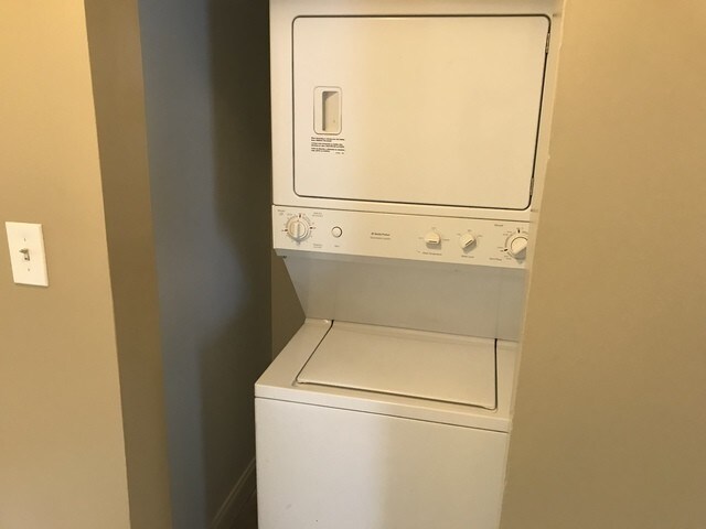 Building Photo - 1220 W 52nd St