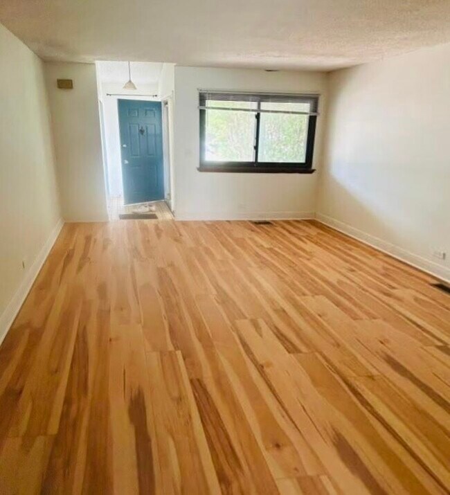 Foto del edificio - 1744 DeForest Ln