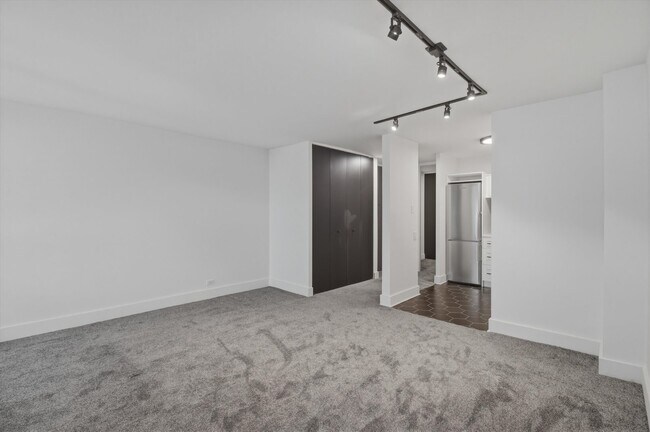 Foto del edificio - 1030 N State St