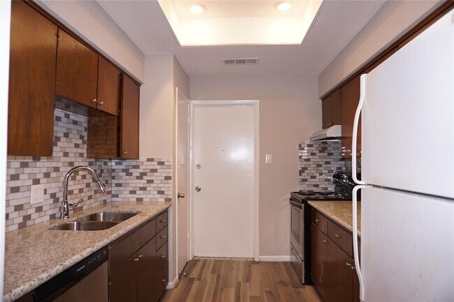 Building Photo - 8414 Beechnut St