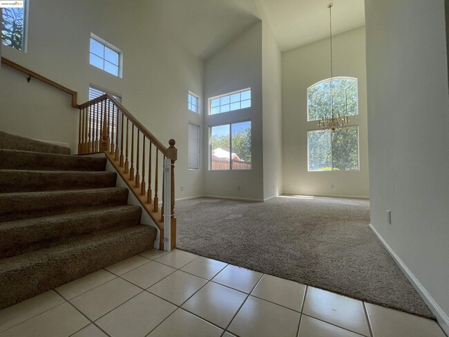 Building Photo - 538 Apple Hill Dr