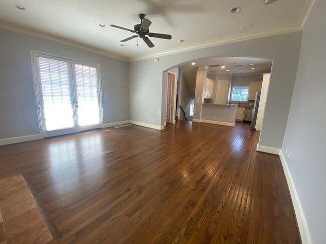 Foto del edificio - Two Bedroom, 3 level Condo in Oak Lawn