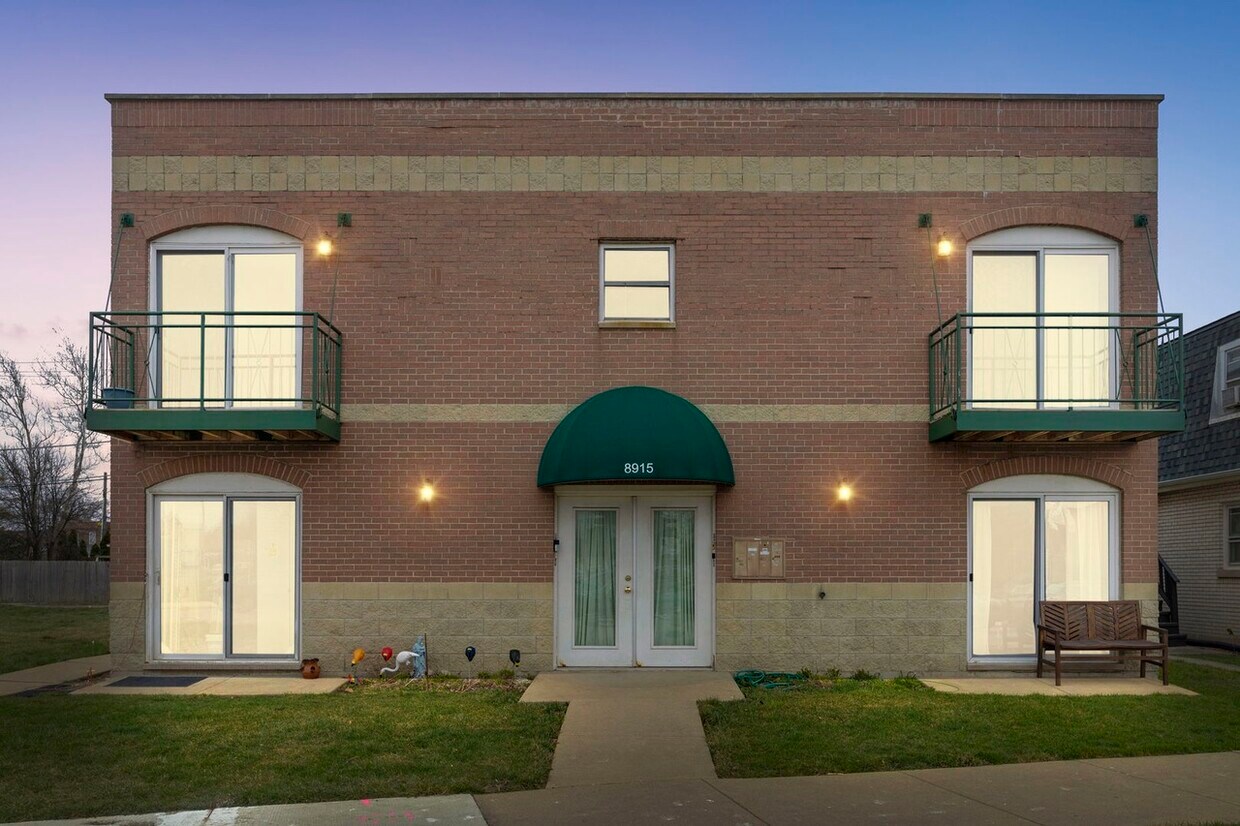 Foto principal - 8915 Burlington Ave