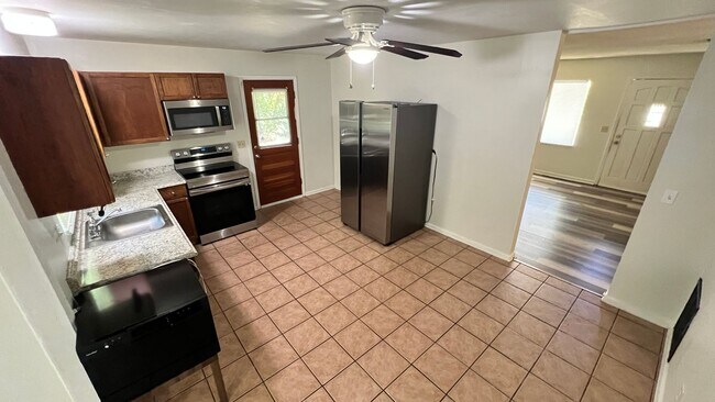 Foto del edificio - Beautiful 3 Bedroom, 1.5 Bathroom Home in Deland!!