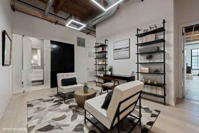 Foto del edificio - 223 W Lake St