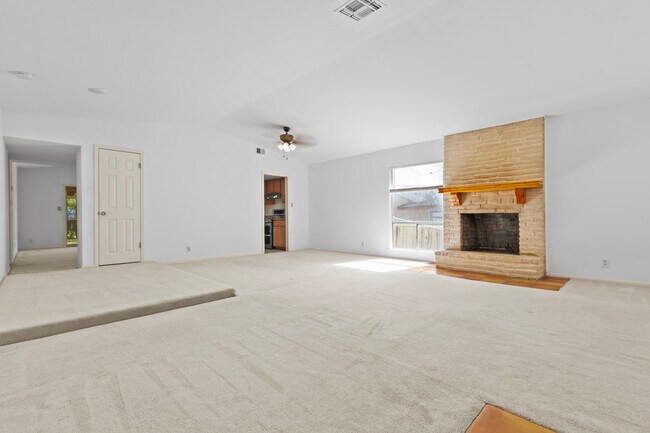 Sala de estar - 204 Regal Oaks Dr