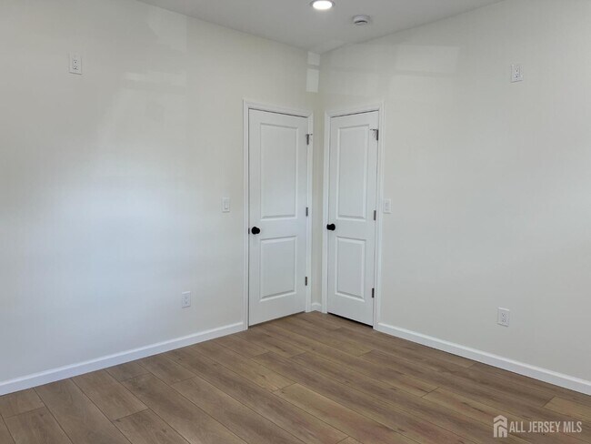 Building Photo - 33 Obert St