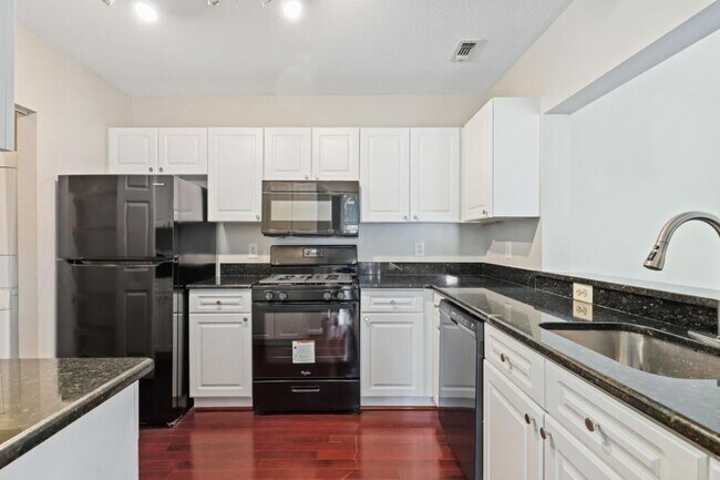 Foto del edificio - 20273 Beechwood Terrace