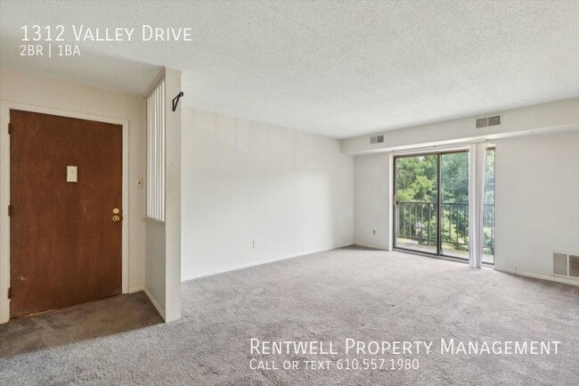 Building Photo - 1BR plus Bonus Room 1BA Condo located in G...