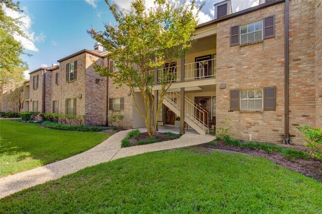 Building Photo - 12973 Trail Hollow Dr