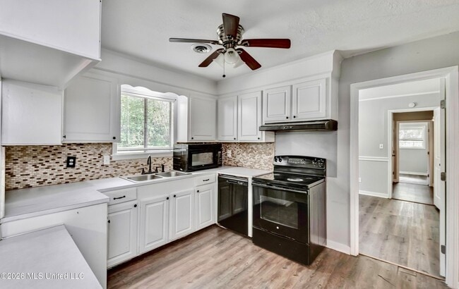 Building Photo - 823 Dunton Rd