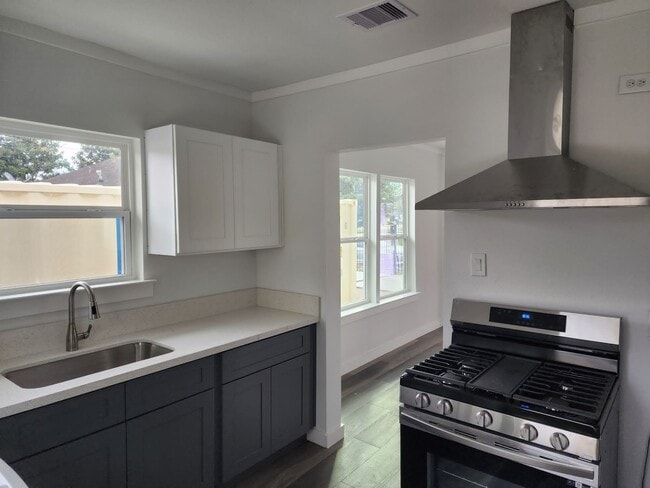 Building Photo - 4145 Conroy St