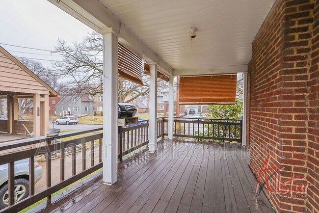 Building Photo - 542 Lindell St.