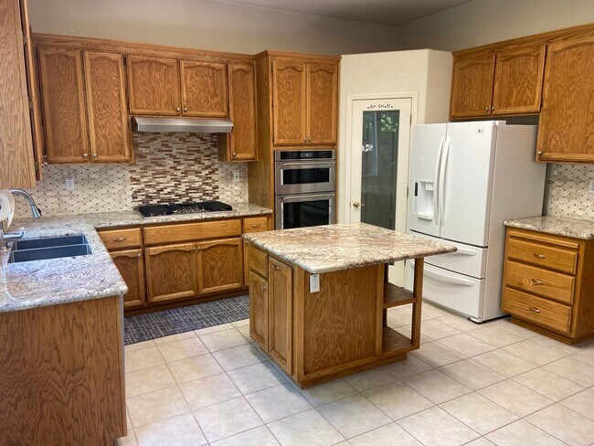 Foto del edificio - Large 4 bdrm 3 bath in Broadstone