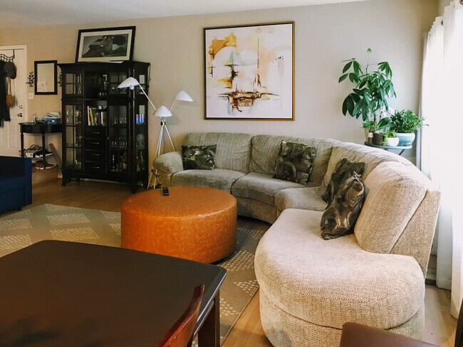 Living - 112 Windwood Ct