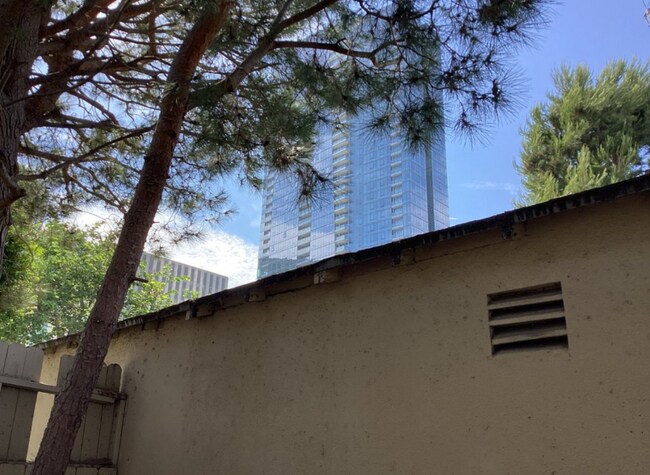 Foto del edificio - 9979 Robbins Dr