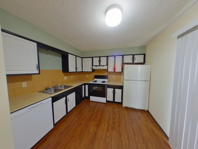 Building Photo - 620 Richmond N