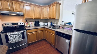 Building Photo - 9125 SW 77th Ave