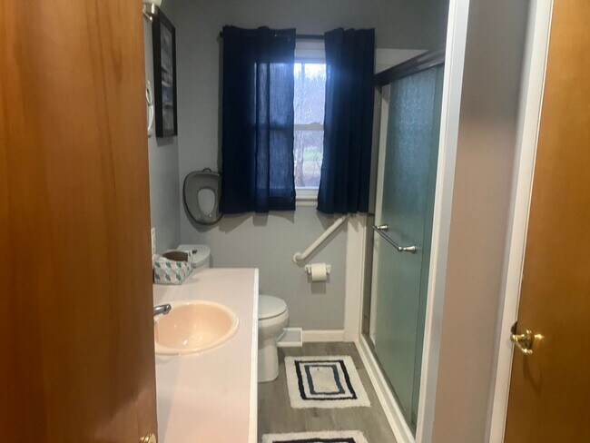 Foto del edificio - Fully furnished three bedroom for short term