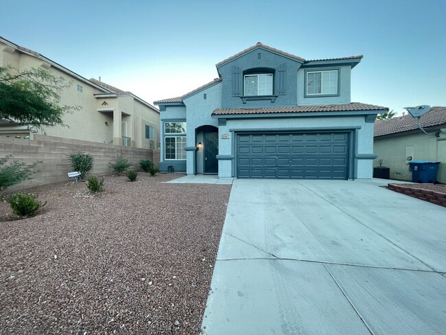 Building Photo - Gorgeous Furnished two story 5 bedroom 3 B...