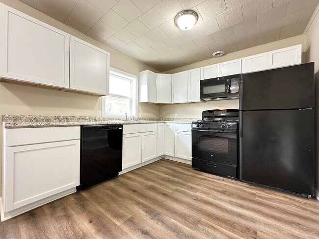 Building Photo - Beautiful 3 Bedroom Home Available!