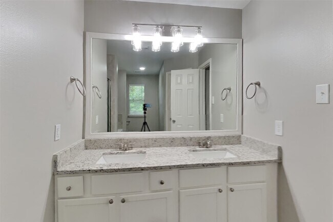 Foto del edificio - 16127 Hilton Head Ln