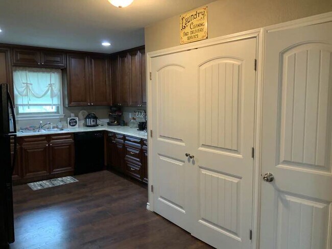 Building Photo - 3 bedroom 1 bath super cute!