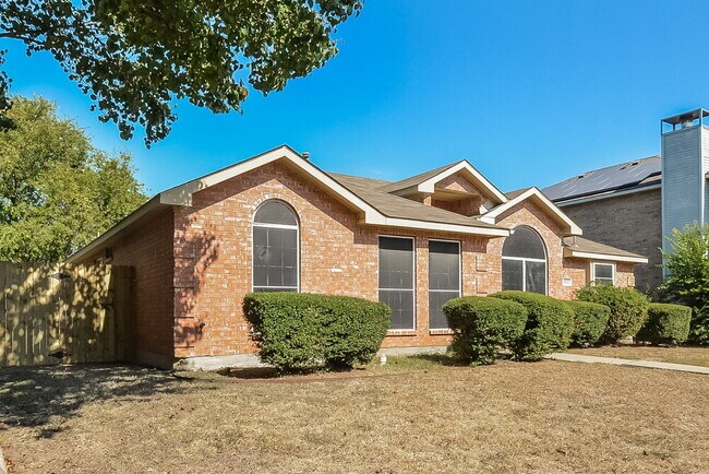 Building Photo - 2310 Summit Dr