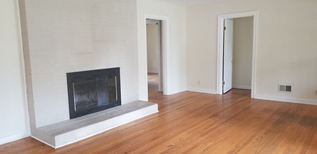 Building Photo - 3 Bedroom 2 Bath 1 Car Garage