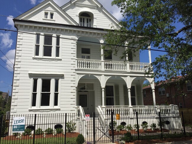 Building Photo - Private Porch - 1BR/1BA Newly Renovated 1 block to Streetcar
