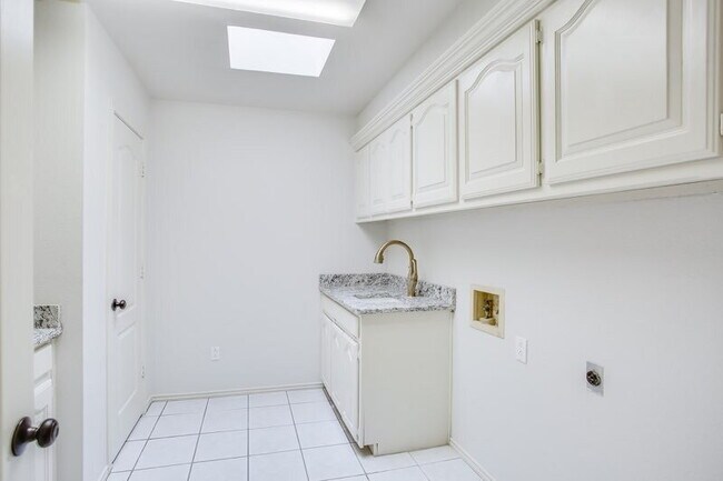 Foto del edificio - Over the top garden home - Half off the fi...