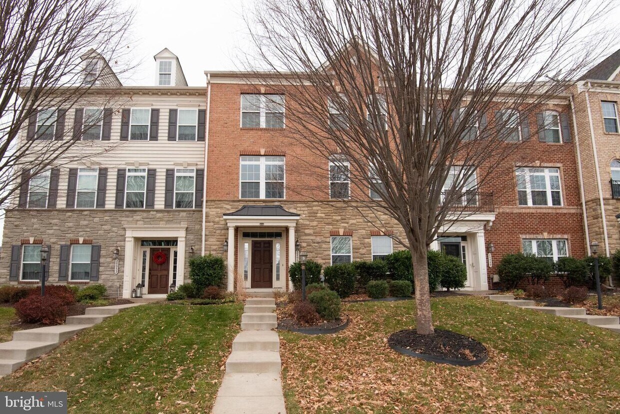 24951 Avonlea Dr, Chantilly, VA 20152 Townhouse for Rent in Chantilly, VA