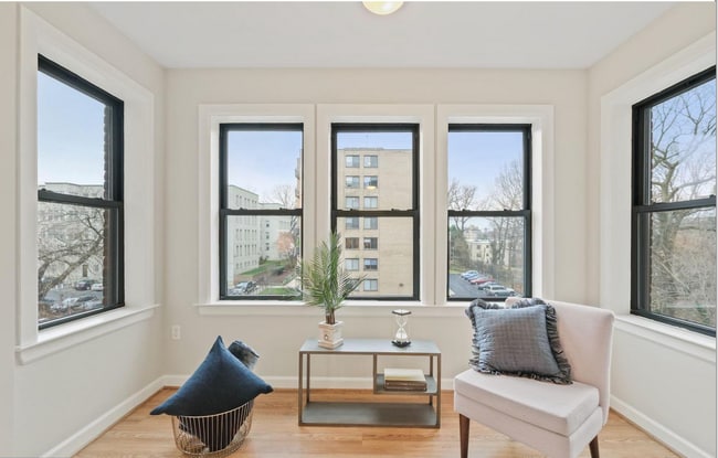 Building Photo - FABULOUS ONE BED WITH PARKING IN COLUMBIA HEIGHTS