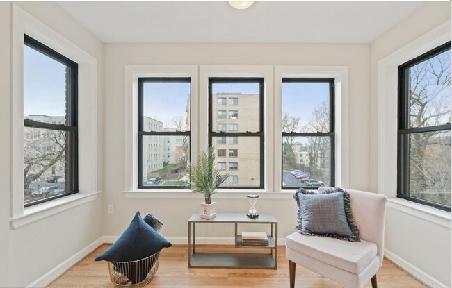 Foto del edificio - FABULOUS ONE BED WITH PARKING IN COLUMBIA HEIGHTS