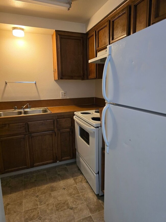 Building Photo - 3 bedroom 1 bath duplex