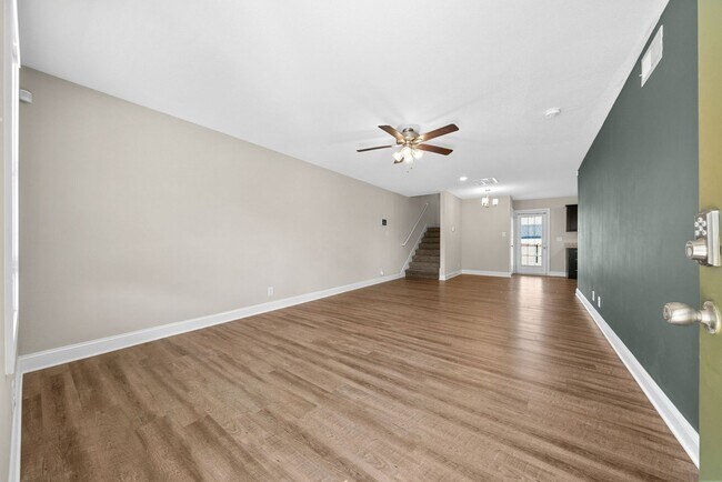 Building Photo - 3 Bedroom Home For Rent Near Heritage Park...