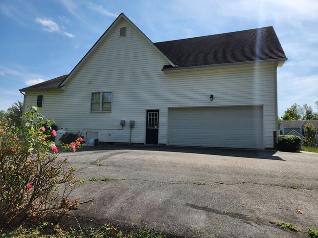 Building Photo - 312 Abbey Ct