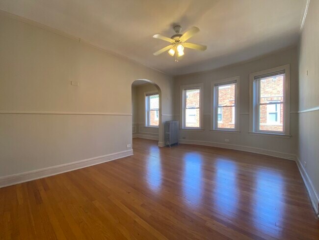 Gran cantidad de ventanas con luz natural - Helen Dunbar Estudio - 1261 W Argyle