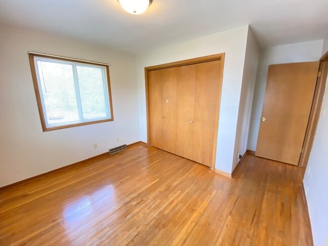 Building Photo - 610 E Seerley Blvd