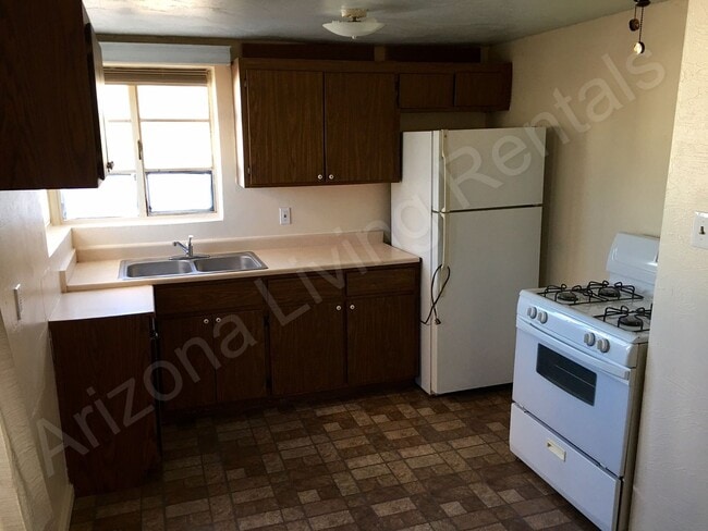Building Photo - 2435 Emerson Ave