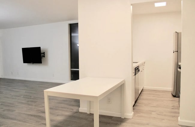 Building Photo - Unbeatable Location