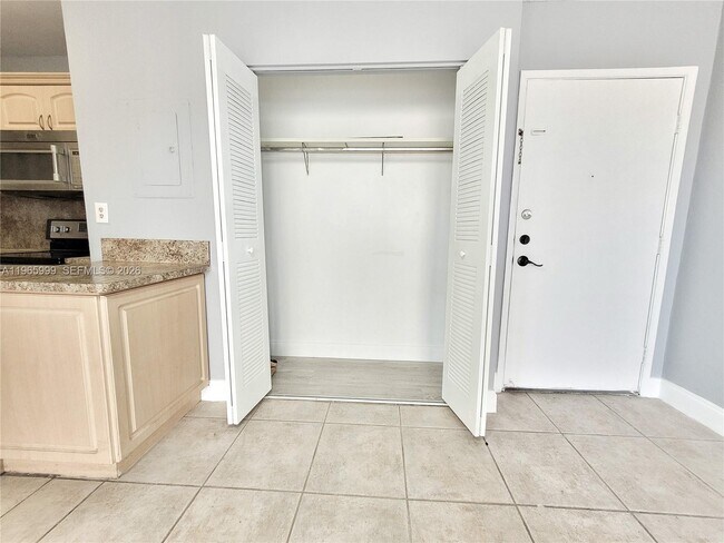 Foto del edificio - 816 NW 87th Ave