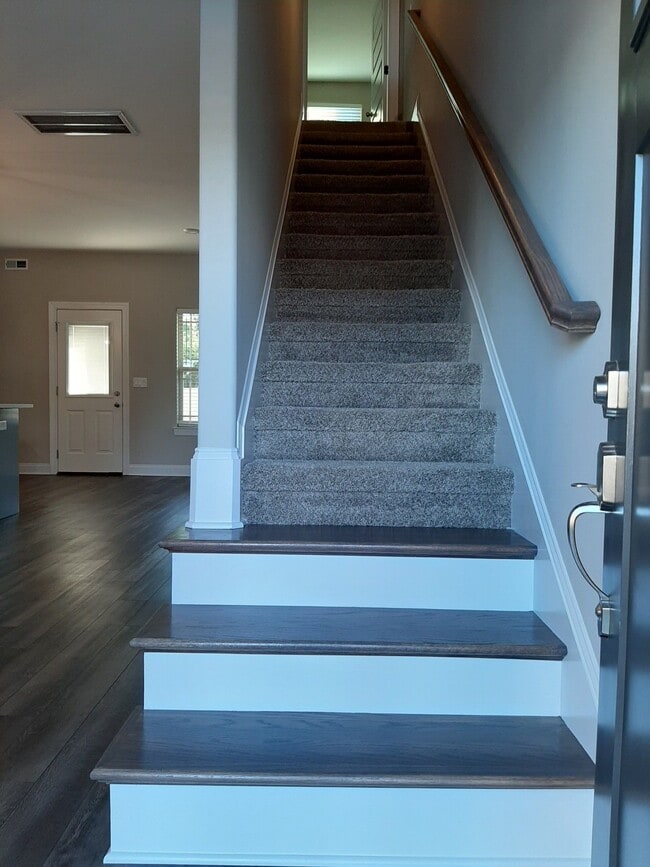 Building Photo - 555 Gresham Ln