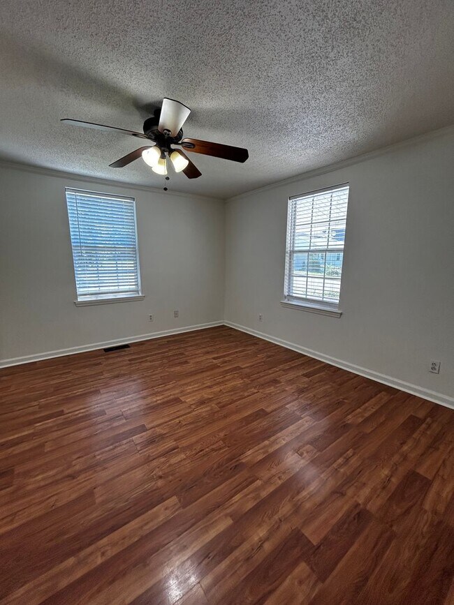 Foto del edificio - Downtown Living in a Charming Northshore N...