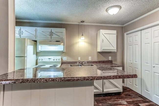 Building Photo - 801 Naylor Ave