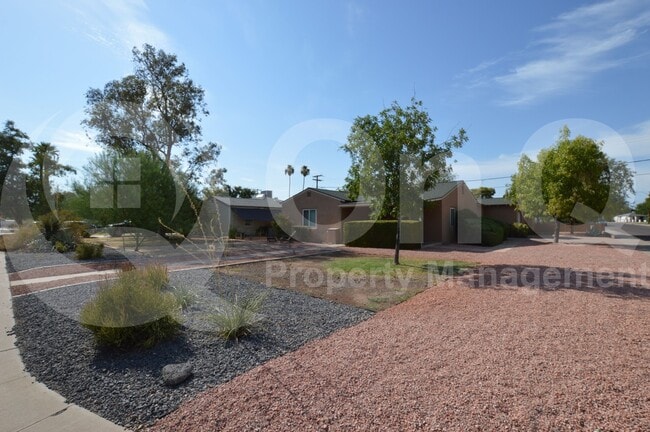 Building Photo - 1402 W Glenrosa Ave