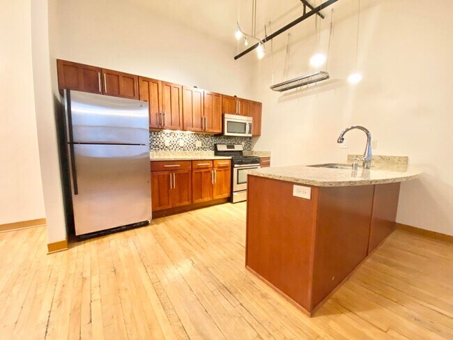 Building Photo - Spaciou 1-Bed Minutes from Downtown MKE!