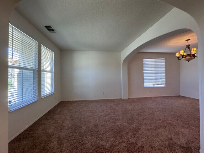 Foto del edificio - 5 bedroom home for rent with large yard