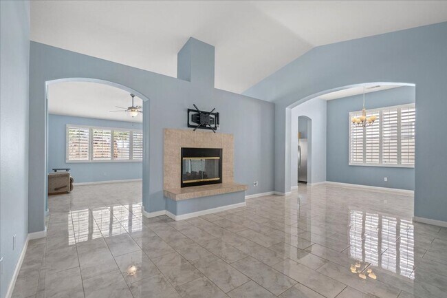 Foto del edificio - Multiple Living Areas 4-Bedroom Retreat with Vaulted Ceilings & No Carpet